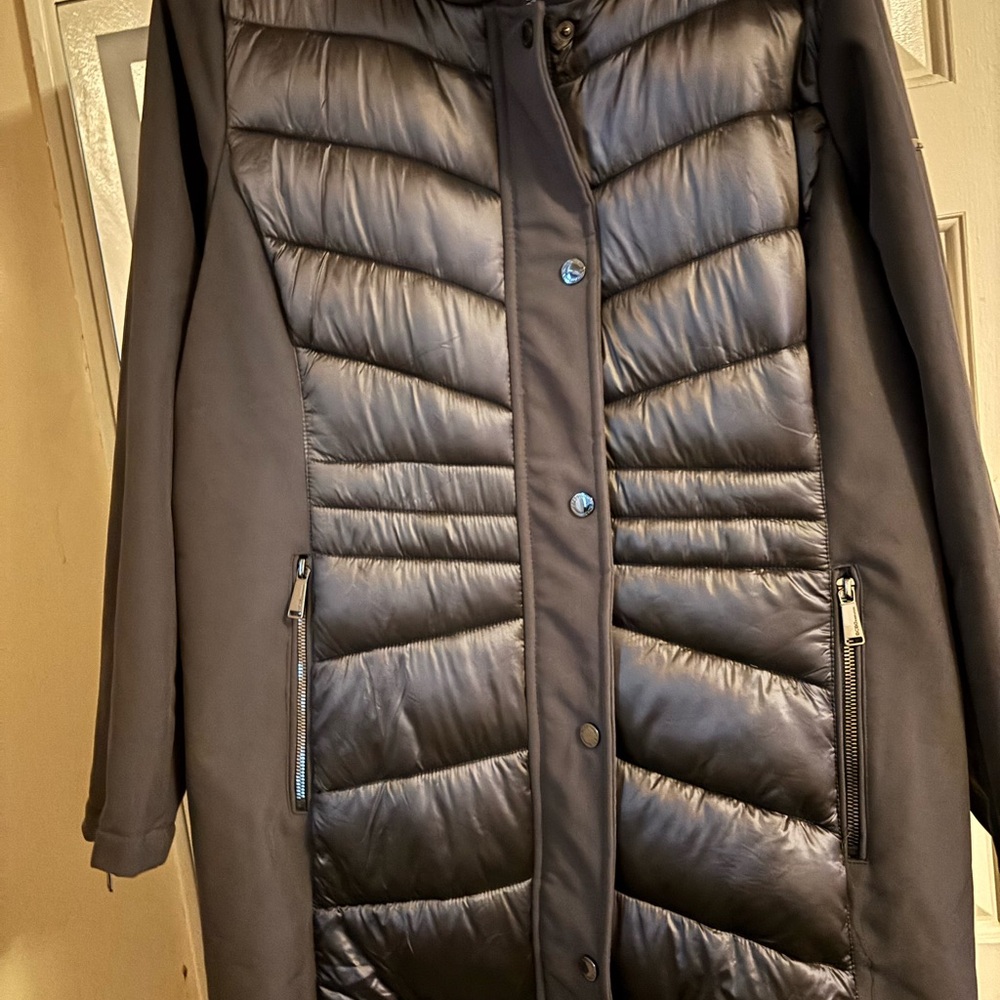 BCBGeneration Black Quilted Puffer Jacket with Sleek Panels